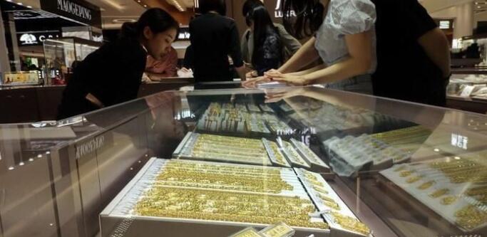 买黄金的年轻人们 支棱不起来了?